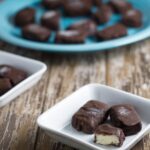 These Raw After Dinner Mints are great for those of us who love the flavour combination of peppermint and chocolate, either as the finishing touch to a meal, or as a stand-alone treat. Or sometimes both!