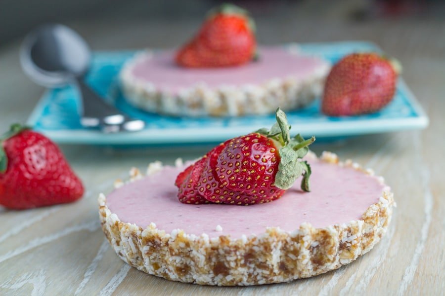 Raw Strawberry Mousse Tart. This gorgeous dessert is nut, gluten, dairy and refined sugar free. How amazing is that !!