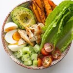 Lemon Garlic Chicken Buddha Bowl. This salad is super simple to make and is packed full of delicious flavours. Use dinner leftovers to save more time!