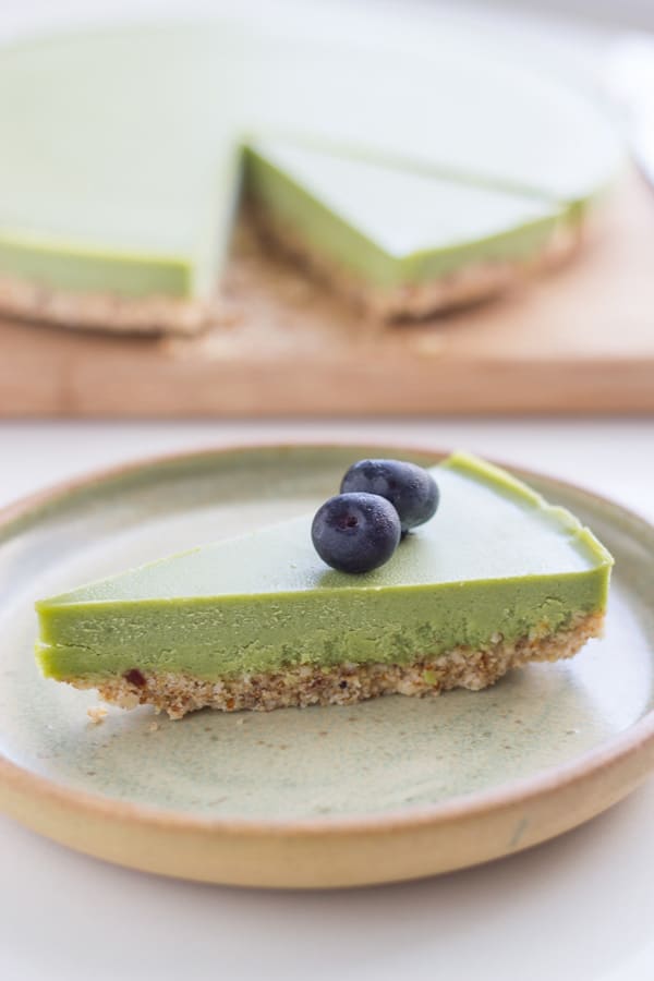 This raw matcha cheesecake is gluten, dairy and refined sugar free and is suitable for both paleo and vegan lifestyles. The recipe is quite easy to make and will be a hit with your family and friends. 