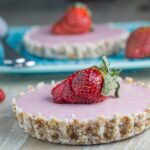 Raw Strawberry Mousse Tart. This gorgeous dessert is nut, gluten, dairy and refined sugar free. How amazing is that !!