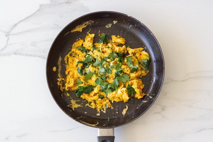 These turmeric scrambled eggs with spinach are simple, healthy and will make a addition to your breakfast or are great on their own.