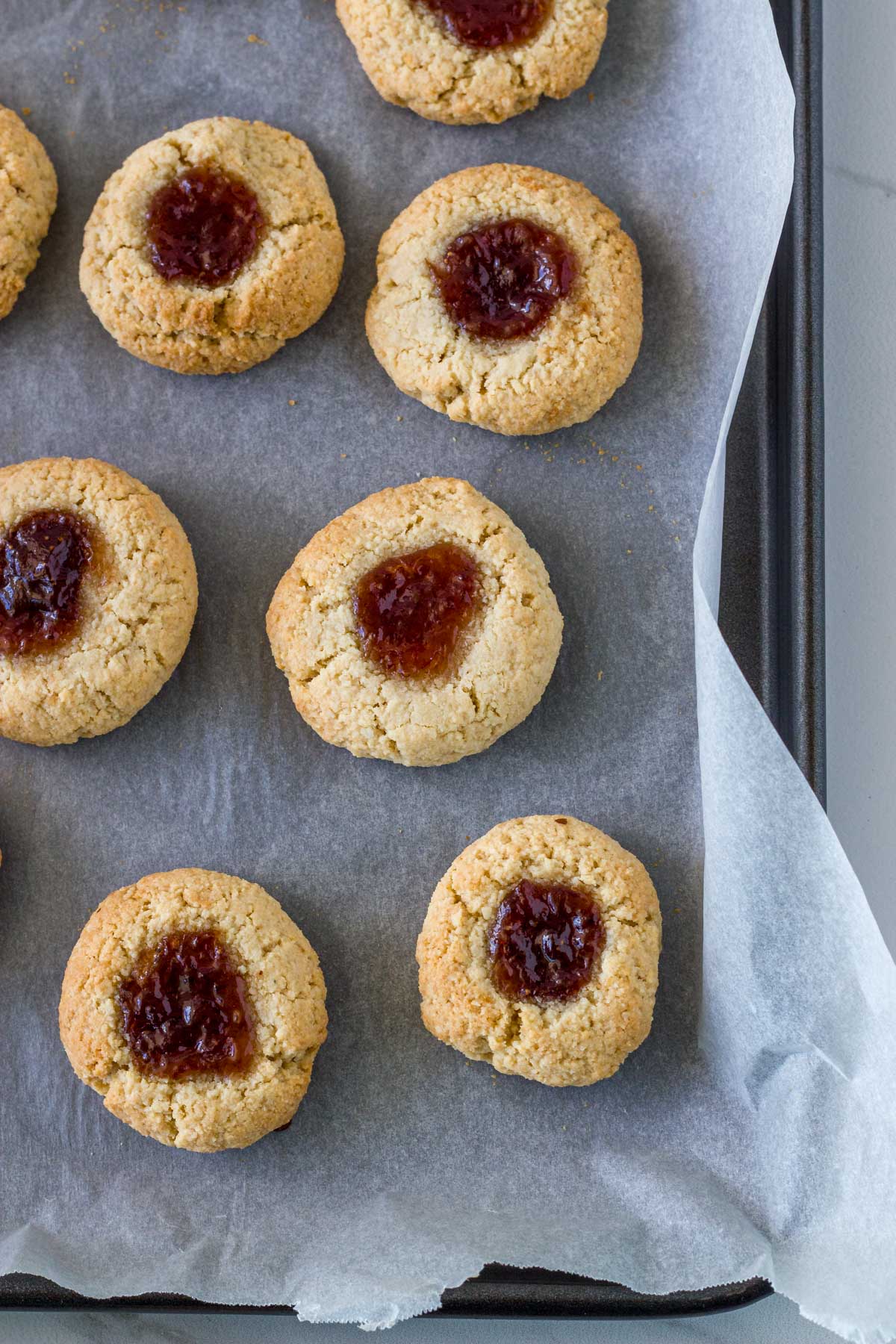 Tray of cooked cookies. 